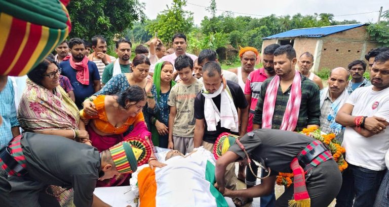 Saran News : छुट्टी में घर आये सेना के जवान की सड़क दुर्घटना में मौत, सैन्य सम्मान के साथ दी गयी अंतिम विदाई