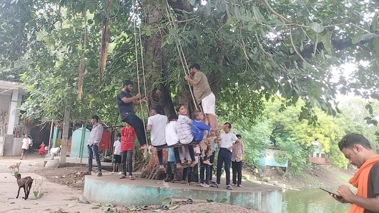kaimur News : लावा व दूध से नाग देवता की पूजा कर मांगा आशीर्वाद