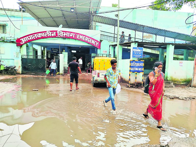 Hajipur News : बारिश से सड़कों की हालत बदहाल, जलजमाव से लोग परेशान