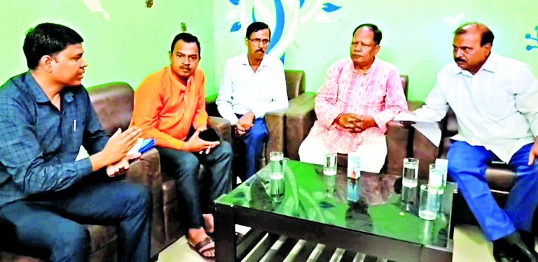 Rourkela News: पार्किंग संचालक और रेलवे अधिकारियों के साथ विधायक ने की बैठक, दर वृद्धि अस्थायी तौर पर की गयी स्थगित