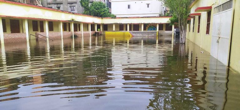 बारिश से स्कूल परिसर में घुटने भर जल जमाव
