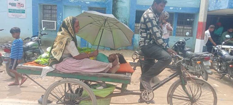 Saran News : सदर अस्पताल में स्ट्रेचर के अभाव में ठेले पर मरीज को ले जाने को विवश परिजन
