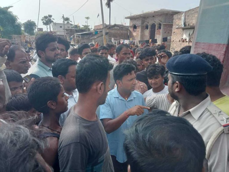Motihari: हाइवा की ठोकर से बालक की मौत, ग्रामीणों ने किया सड़क जाम