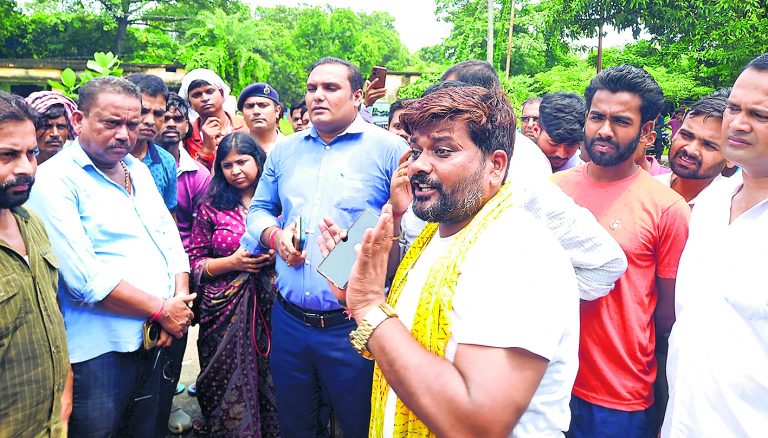 Hajipur News : बिदुपुर में बिजली आपूर्ति बाधित रहने से उपभोक्ता भड़के, उपकेंद्र पर किया प्रदर्शन