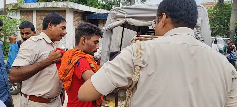बाइक चोरी कर भाग रहे चोर को मालिक व सुरक्षाकर्मियों ने पीटा