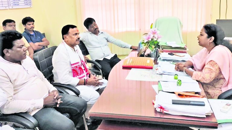 East Singhbhum News : मंईयां योजना की विसंगतियों को प्रशासन शीघ्र दूर करे – डॉ गोस्वामी