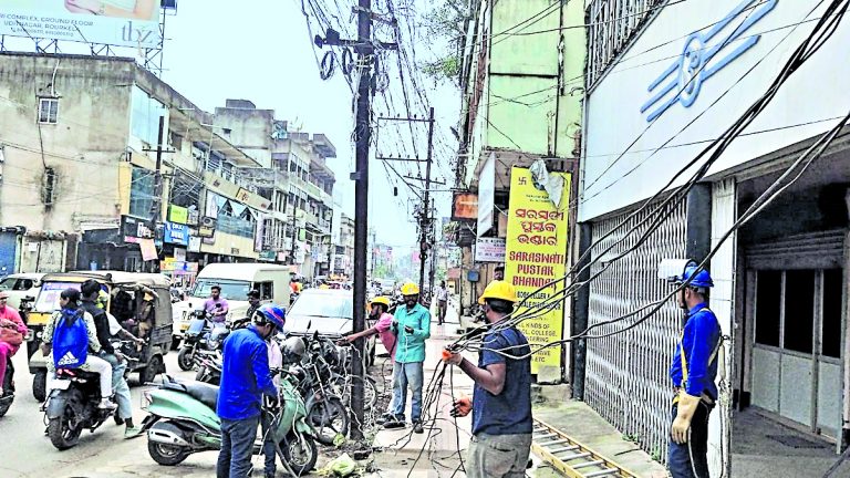 Rourkela News: कचहरी रोड में बिजली के तारों में शॉर्ट सर्किट से लगी आग, मची अफरा-तफरी