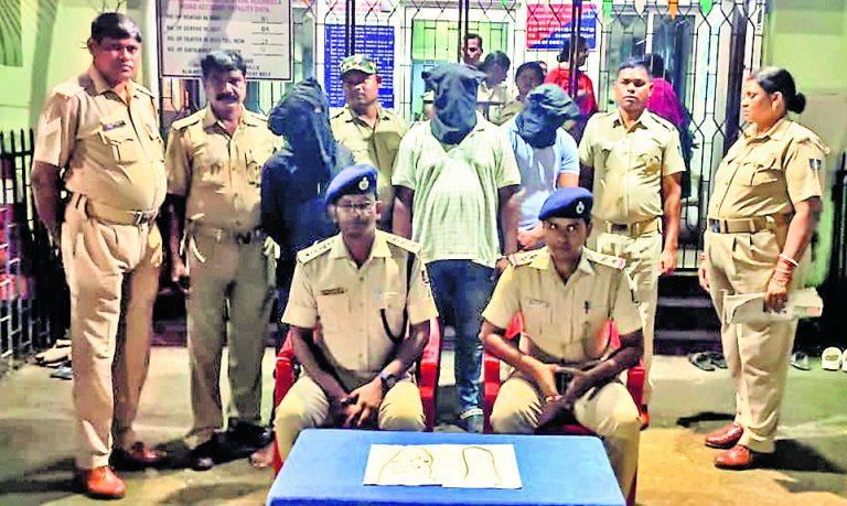 Rourkela News: महिला से छिनतई में तीन आराेपी गिरफ्तार, सोने की दो चेन व आठ लाकेट बरामद