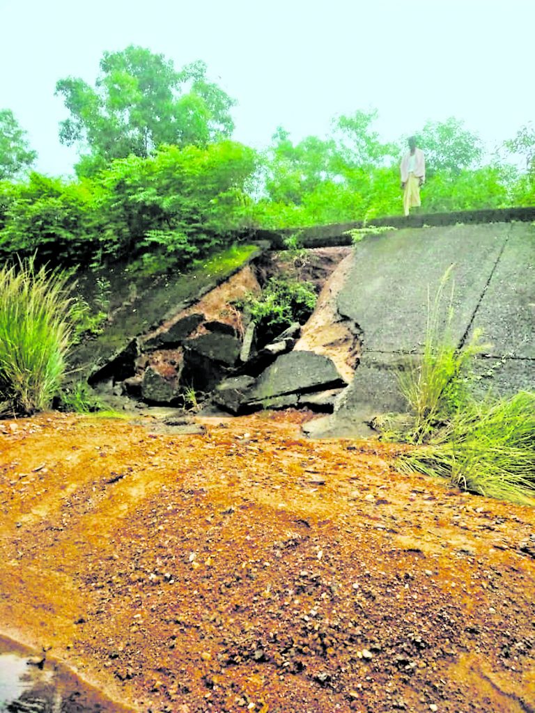 East Singhbhum News : कालाझोर के पास 3 जगह ध्वस्त मुख्य बायीं नहर, किसान चिंतित