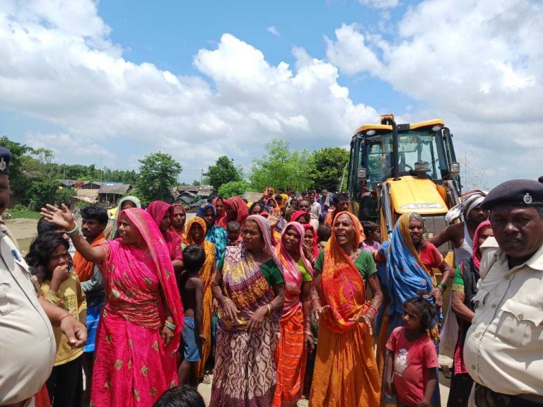 Bhagalpur news विरोध के बावजूद तटबंध से अतिक्रमण हटाने ने का कार्य जारी