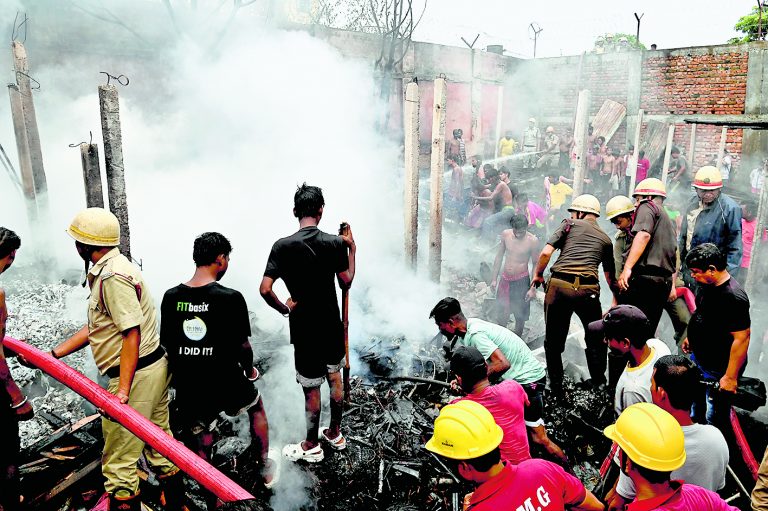 माठपुकुर : प्लास्टिक गोदाम में लगी आग, अफरातफरी