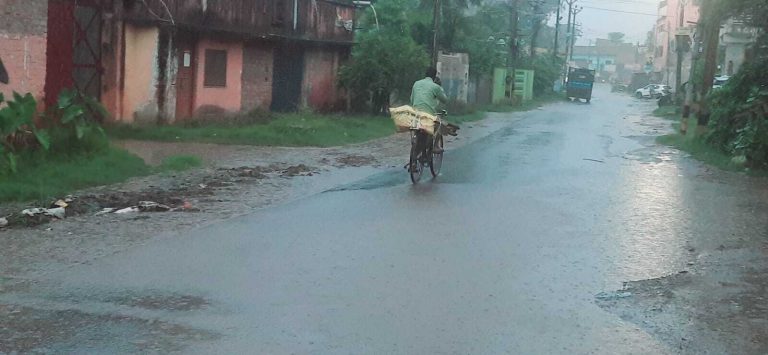दिन भर गर्मी की पड़ी मार तो शाम में बारिश की बौछार