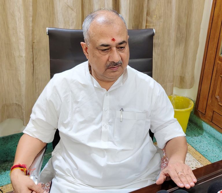 तिलक  लगाने व कलावा बांधने पर रोक लगाने वाले हेडमास्टर पर हो सख्त कार्रवाई : सुशील