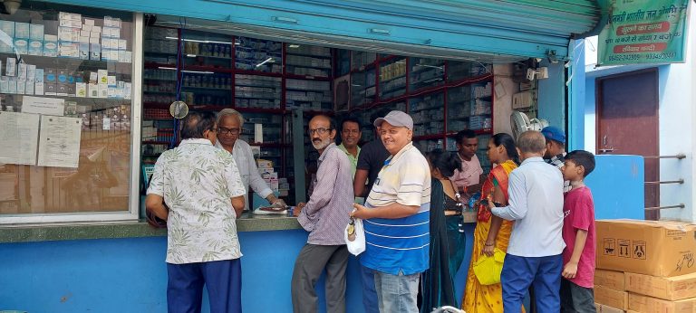 सदर अस्पताल के जन औषधि केंद्र में सस्ते दामों पर मरीजों को उपलब्ध हो रही दवा