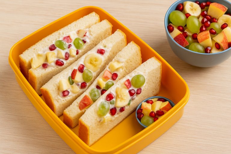 Fruit Salad Sandwich Recipe: मिनटों में तैयार करें ये बच्चों के लिए स्वीट और न्यूट्रिशियस टिफिन, जानें फ्रूट सैलेड सैंडविच की आसान रेसिपी