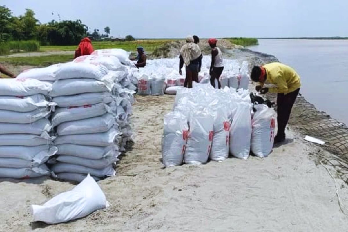 gandak river flood alert| Erosion started in Gandak river, people of West Champaran forced to migrate