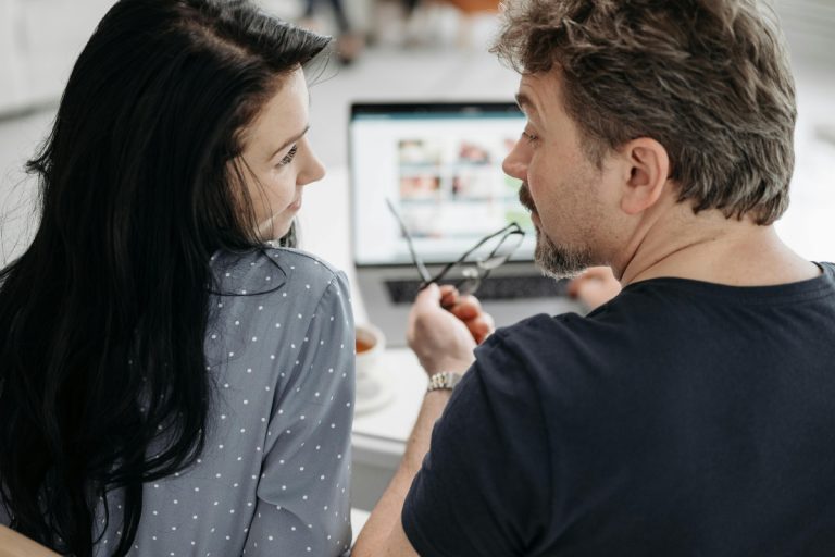 Relationship Tips: प्यार के रिश्ते से गायब होने लगे हैं रंग? इस तरह पार्टनर के साथ मिलकर इसमें डालें नयी जान