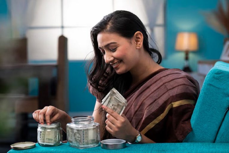 महीने की शुरुआत में उड़ जाता है सैलरी का पैसा? अपनाएं ये टिप्स, देखकर जलने लगेंगे पड़ोसी