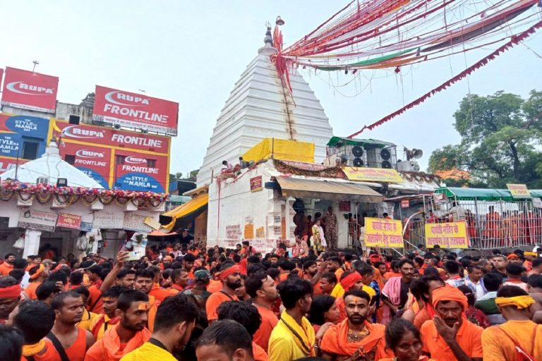 Shravani Mela: बाबा बैद्यनाथ की नगरी में शिवभक्तों की गूंज, लाखों की संख्या में पहुंच रहे भक्त