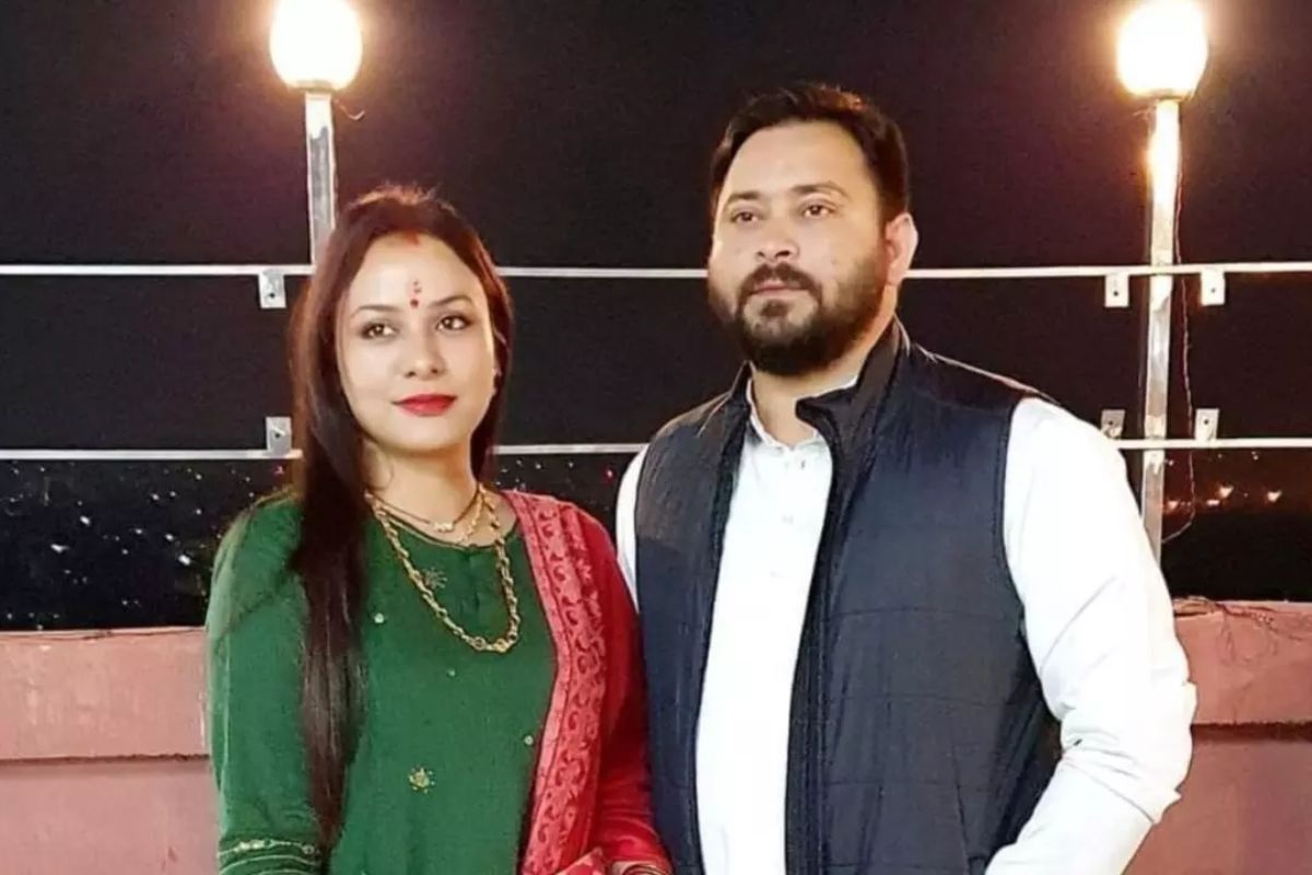 पत्नी राजलक्ष्मी के साथ तेजस्वी