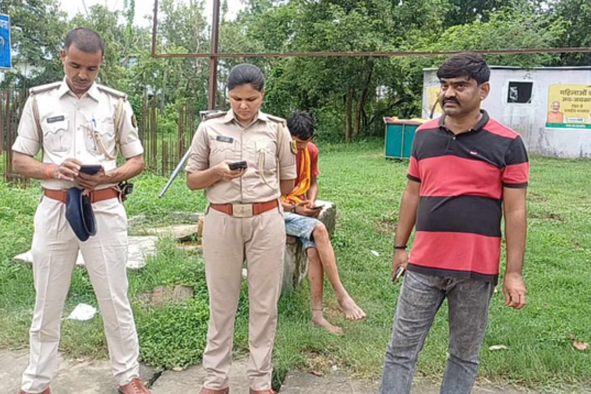 घटनास्थल पर जांच करती पुलिस