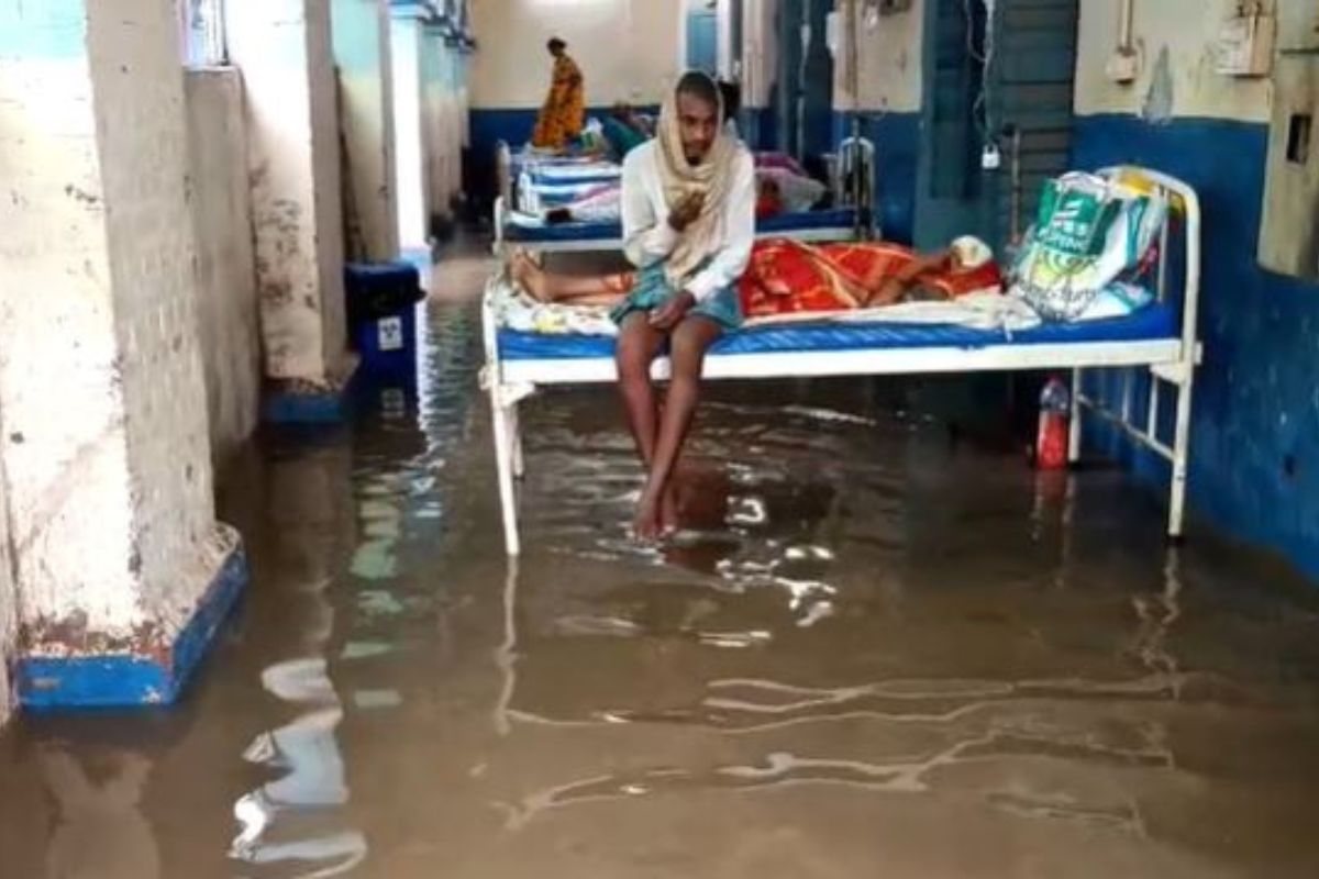 नवादा में जलमग्न अस्पताल