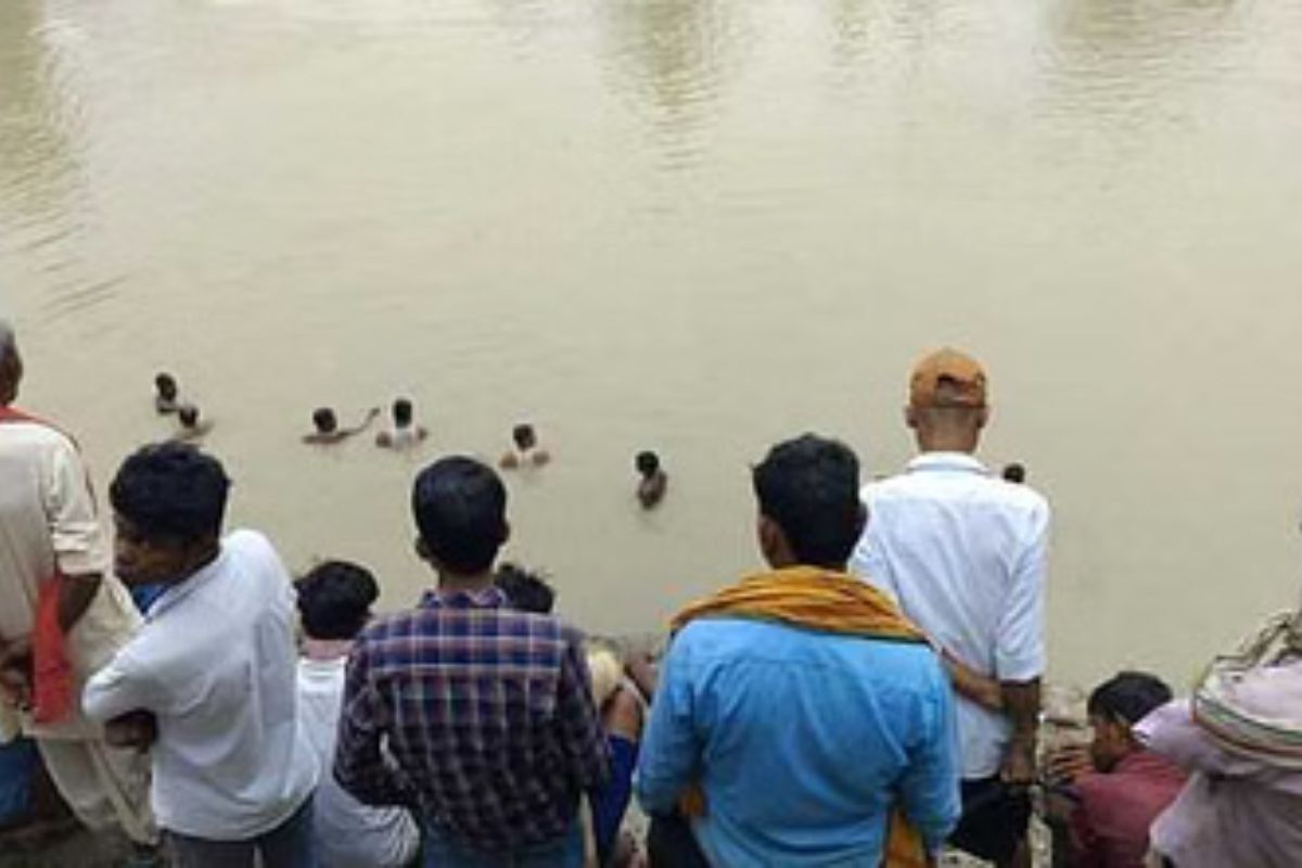 नहाते वक्त बागमती नदी में डूबा बच्चा