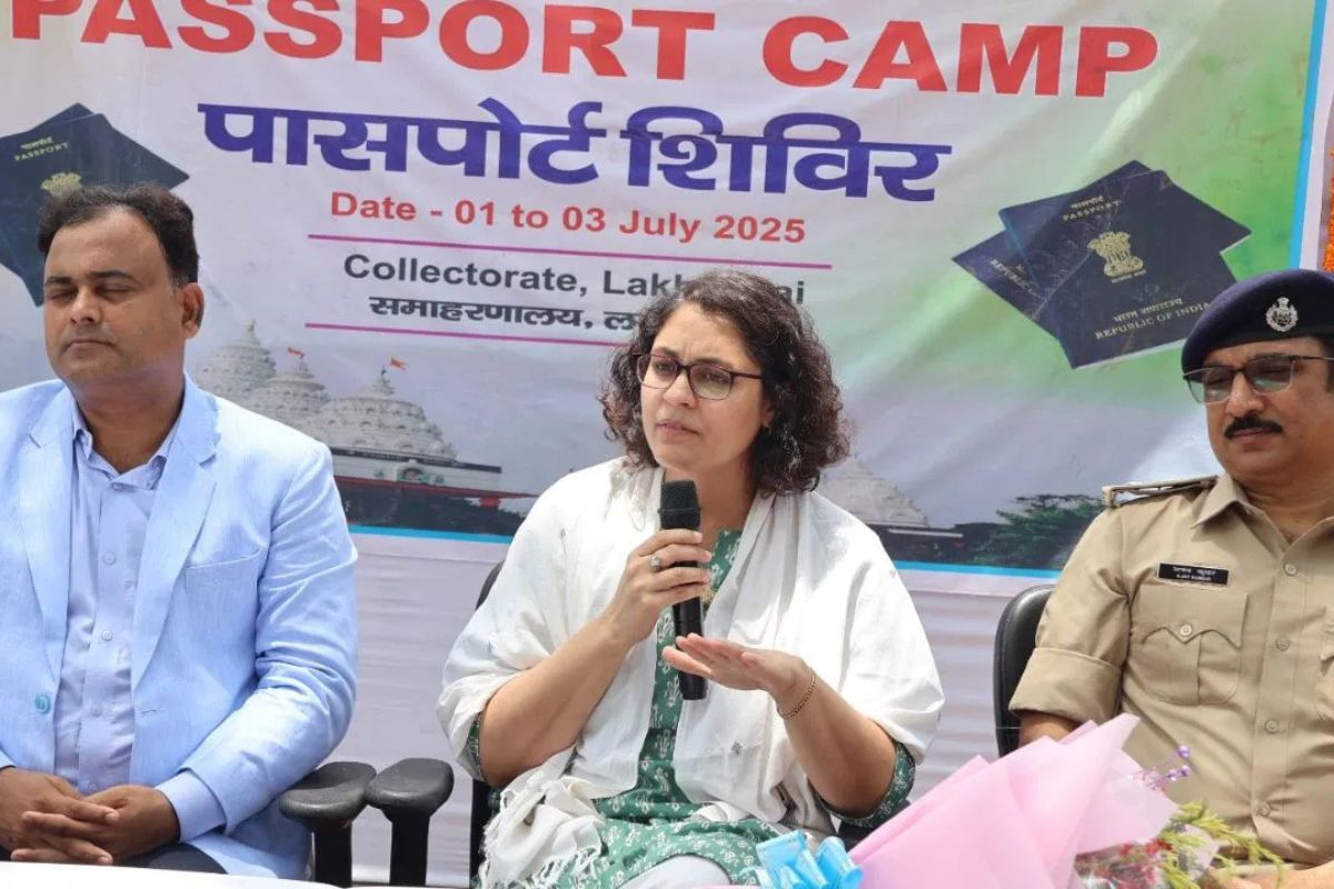 पासपोर्ट कैंप की जानकारी देते अधिकारी