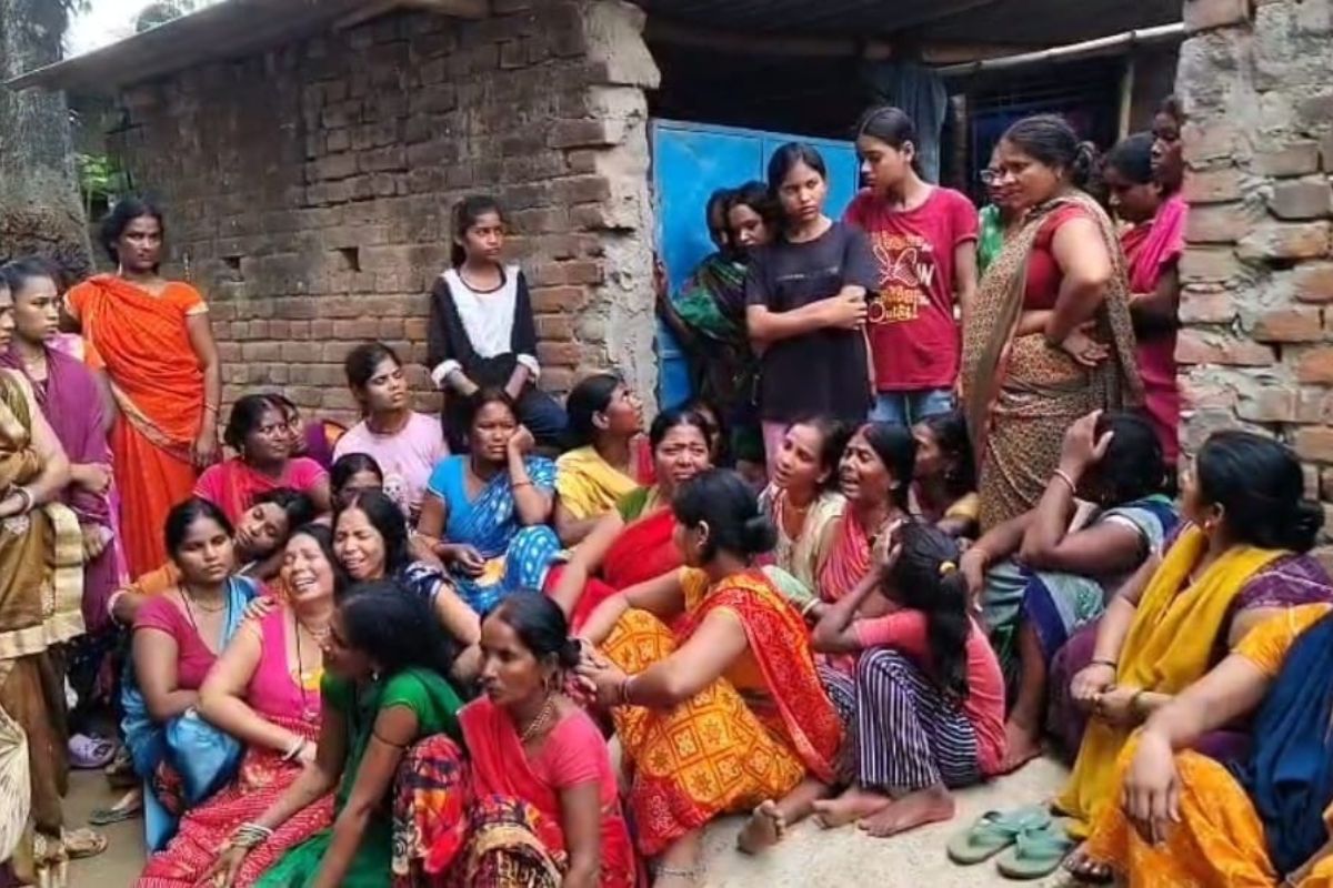 महिला की मौत के बाद रोते-बिलखते परिजन
