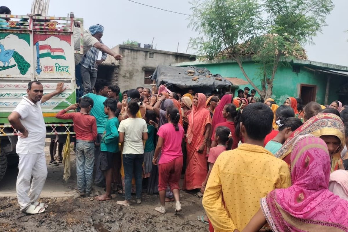 मौत के बाद जुटी स्थानीय लोगों की भीड़
