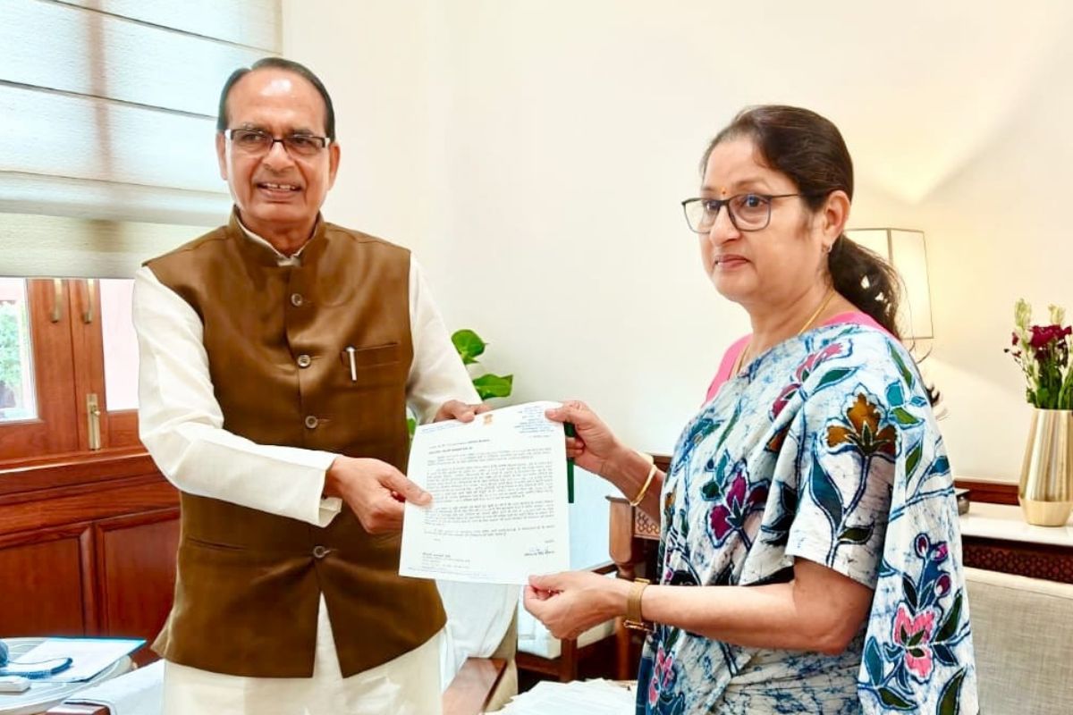 Annapurna Devi with Shivraj Singh Chauhan