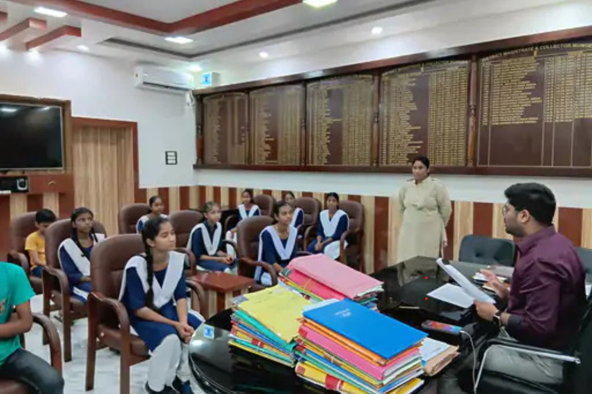 समाहरणालय में डीएम से छात्र-छात्राओं की गुहार