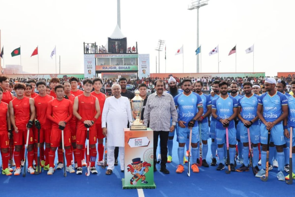 nitish kumar with india china hockey team