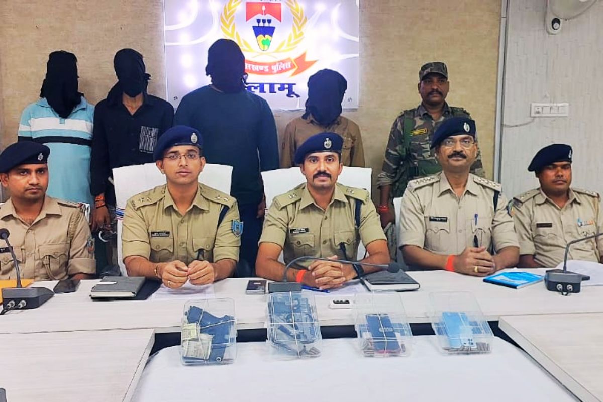Crime News Palamu 4 criminals arrest with pistol and bullets