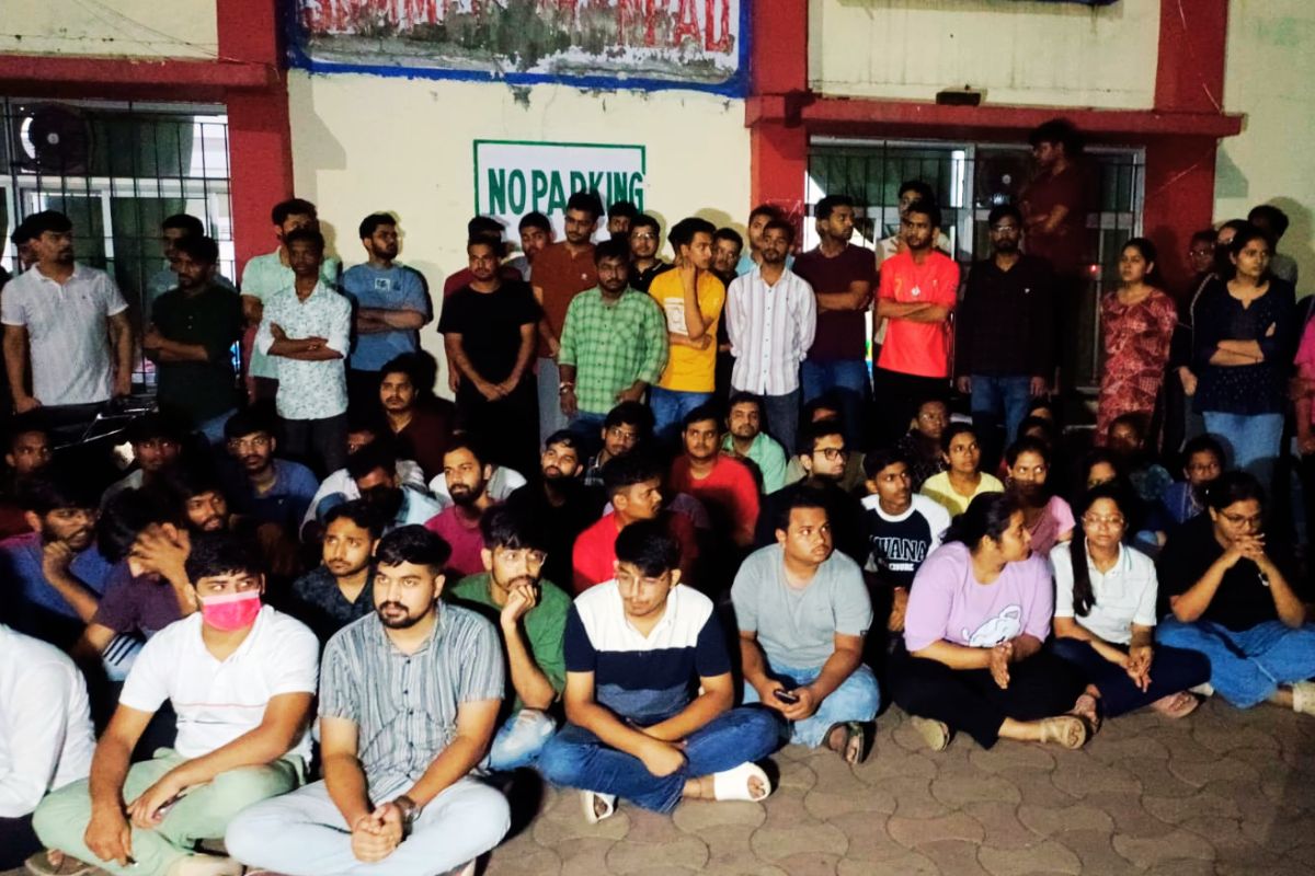 Hungama in Medical College Dhanbad SNMMCH