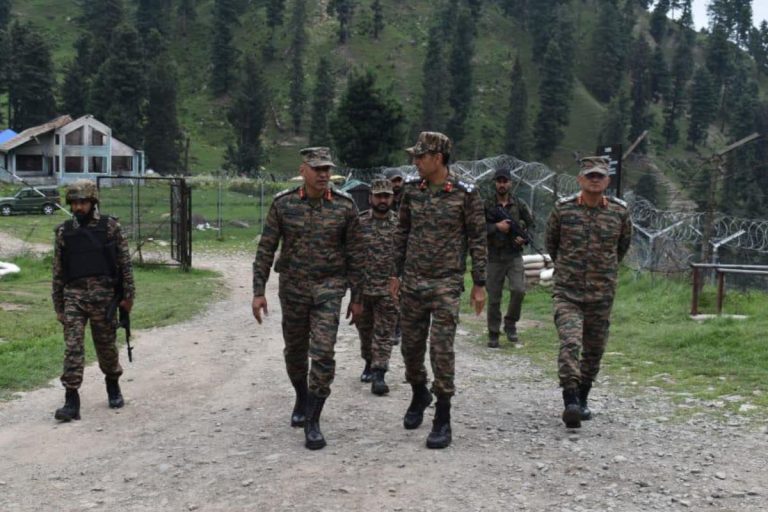 Jammu Kashmir: कुलगाम में आतंकवादियों के खिलाफ 9 दिनों से अभियान जारी, 2 जवान शहीद, एक आतंकी ढेर