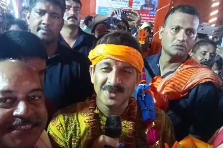 कंधे पर कावड़… मुंह पर हर-हर महादेव, सुईया पहाड़ पहुंचे सांसद और भोजपुरी सुपरस्टार मनोज तिवारी, कांवड़ियों ने किया जोरदार स्वागत