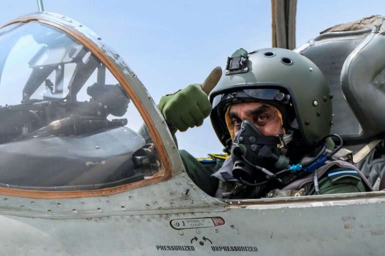 Mig-21: 30 दिनों बाद इतिहास बन जाएगा वायुसेना का अपराजित योद्धा, विदाई से पहले वायुसेना प्रमुख ने भरी उड़ान