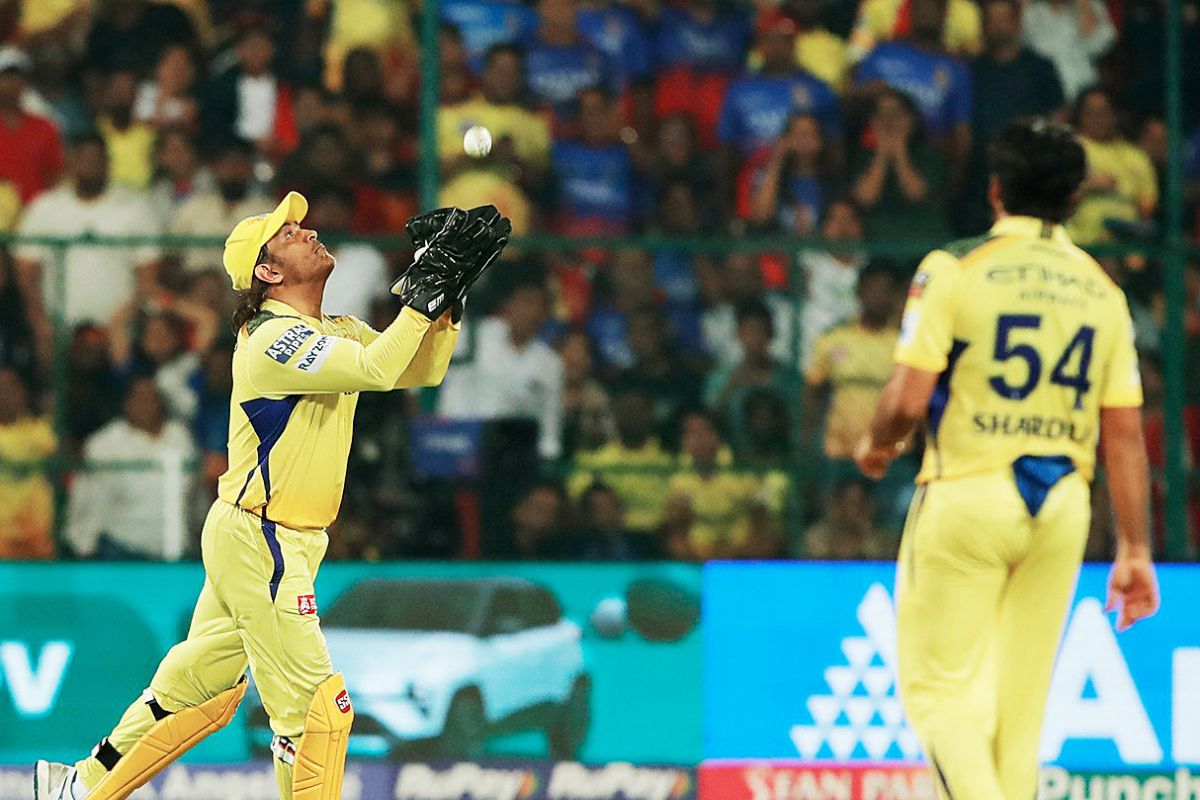 MS Dhoni Taking Catch in IPL Against Bengluru