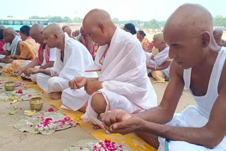 Pitru Paksha 2025: पितृ पक्ष में ब्राह्मणों को भोजन कराते समय बरतें ये सावधानियां, वरना नहीं मिलेगा पितृ का आशीर्वाद