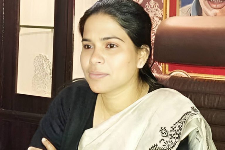 Pooja Pal Education: सपा से बाहर हुईं पूजा पाल, जानें राजनीति से पहले कैसी रही उनकी जिंदगी, कहां से की है पढ़ाई