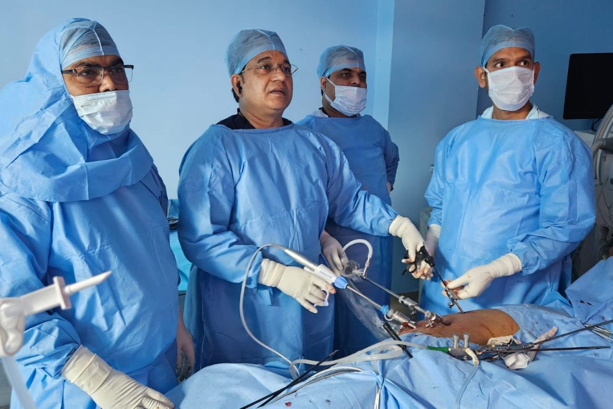 महिला का ऑपरेशन करते हुए डॉक्टर