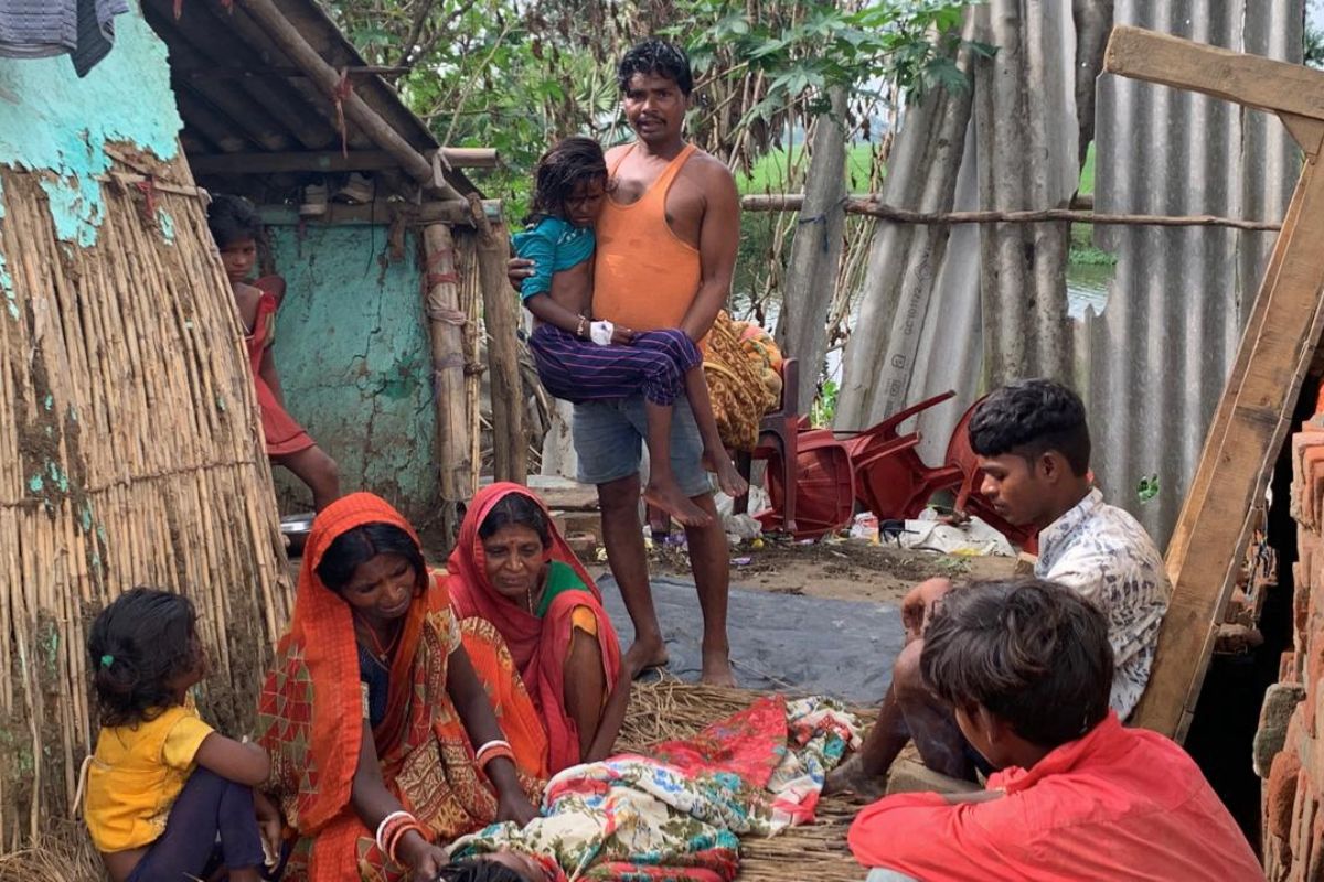 मृतक बच्ची को निहारते परिजन