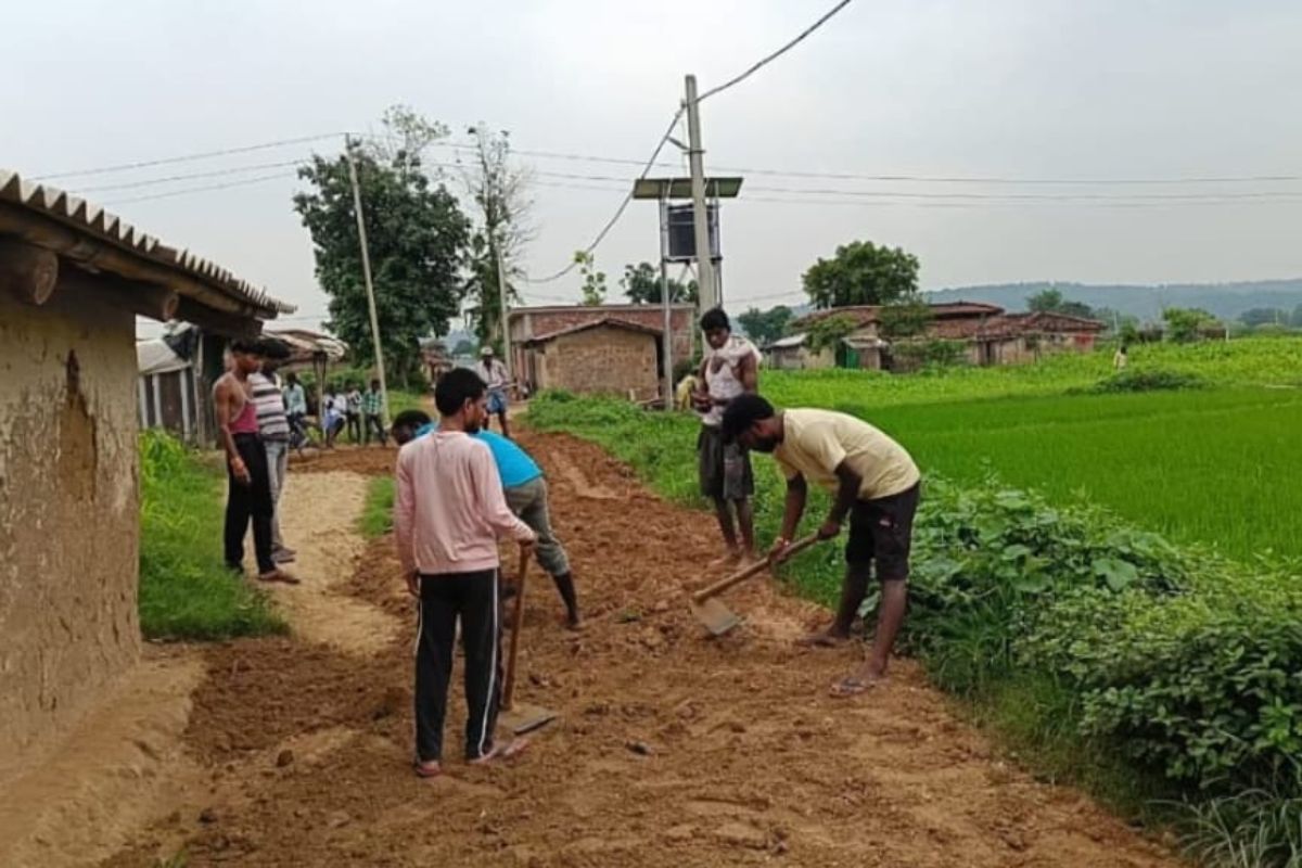 Road by labor donation