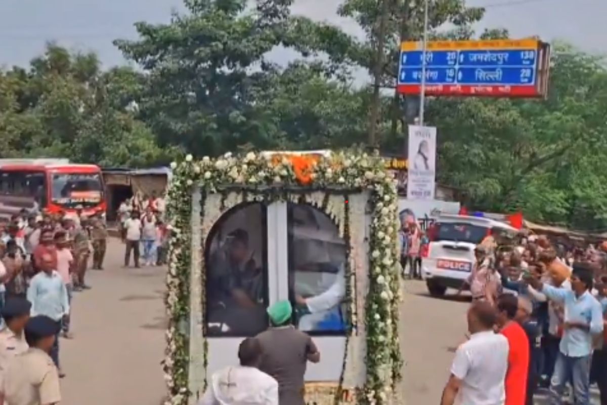 रामगढ़ में उनके अंतिम दर्शन के लिए उमड़ी लोगों की भीड़