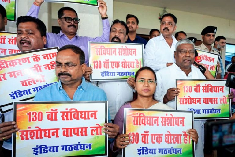 झारखंड विधानसभा के बाहर सत्ता पक्ष ने किया हंगामा, भाजपा ने कही ये बात