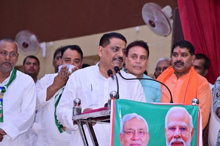 संजय झा ने कांग्रेस पर कसा जोरदार तंज, बोले- बोर्ड लगाकर कह रहे हैं कि जननायक आ रहे