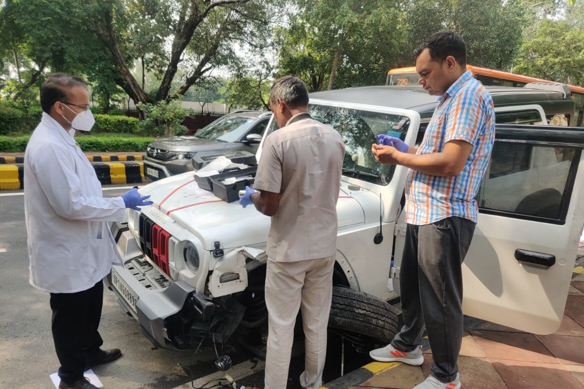 Delhi news thar car crush 2 man one dead onspot 2 km away -rashtrapati-bhawan