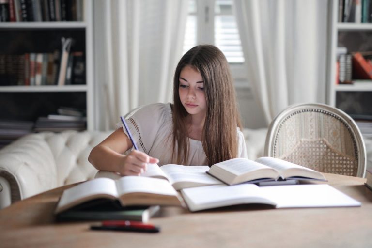 Toppers की तरह कैसे करें यूपीएससी मेंस की तैयारी? ये Time Management टिप्स सफलता के लिए जरूरी