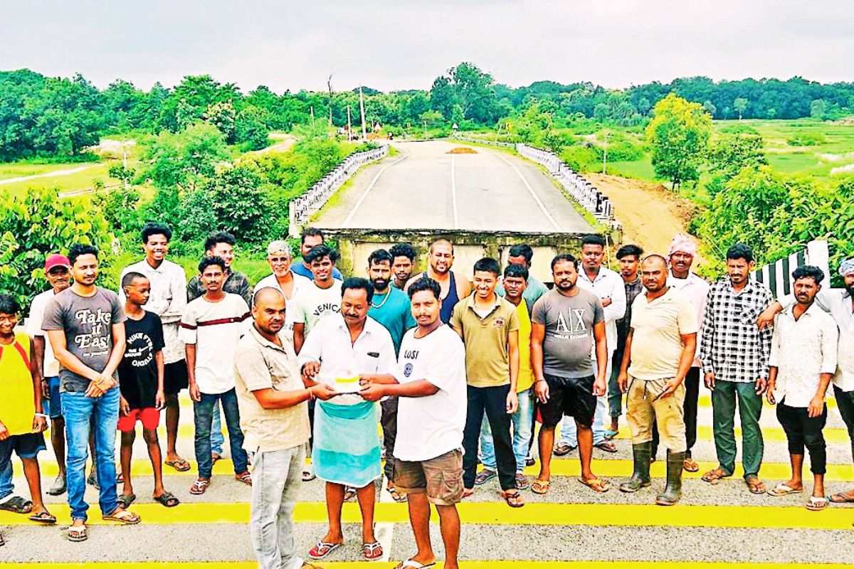 Unique Portest in Khunti For Bridge Repairing Jharkhand News